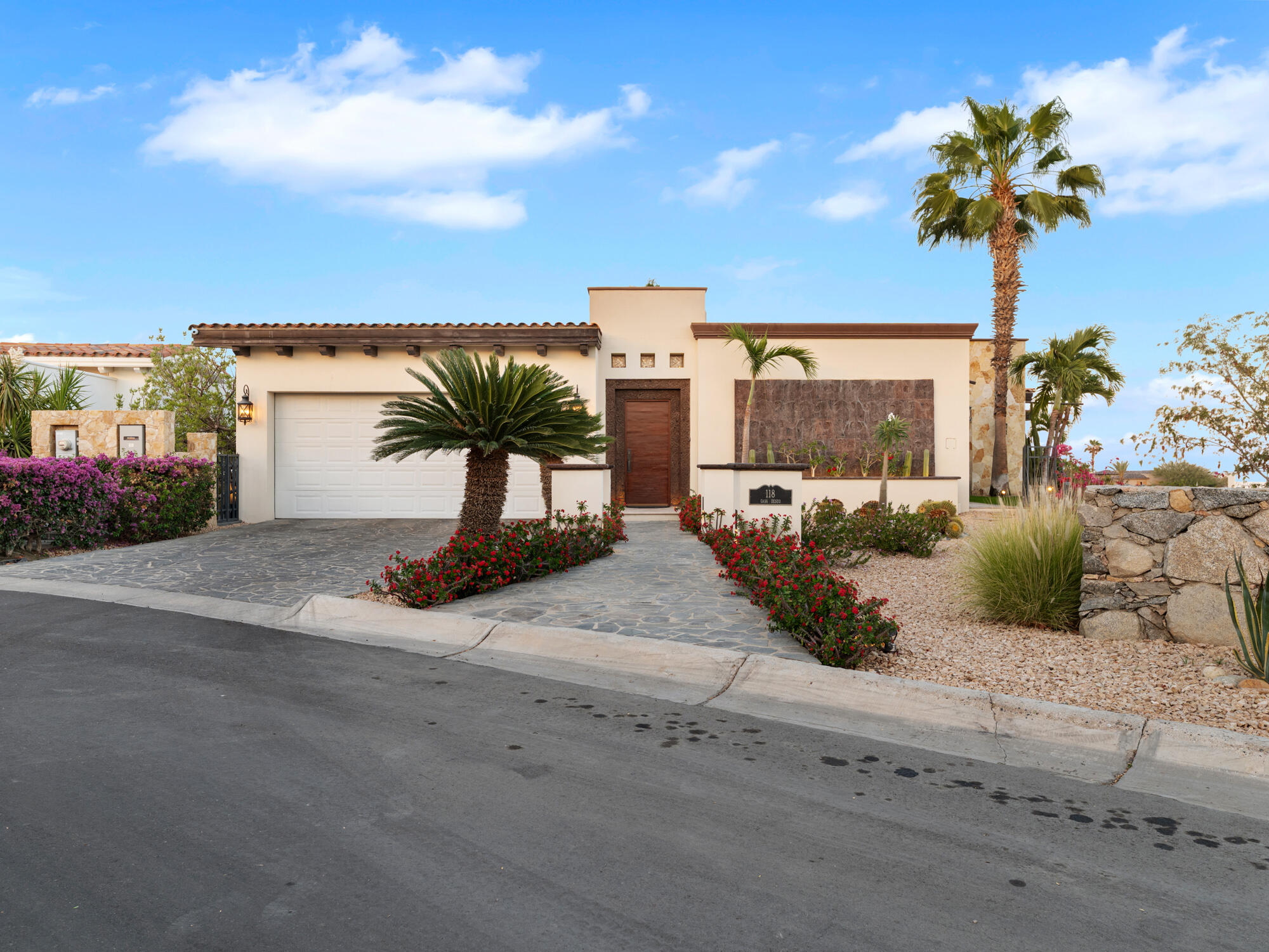 Los Cabos Cresta Del Mar Tucked away in the midst of San Lucas' corridor is the very exclusive private community of Cresta Del Mar. With very upscale homes of unique styles on large lots, CDM is a gated community in a friendly and convenient neighborhood close to amenities, restaurants, shopping, and easy access to the highway. Nearby are golf, beach, biking, and hiking trails. Casa El Deseo is a one-of-a-kind, ranch-style home nestled in this beautiful setting with ocean for sale